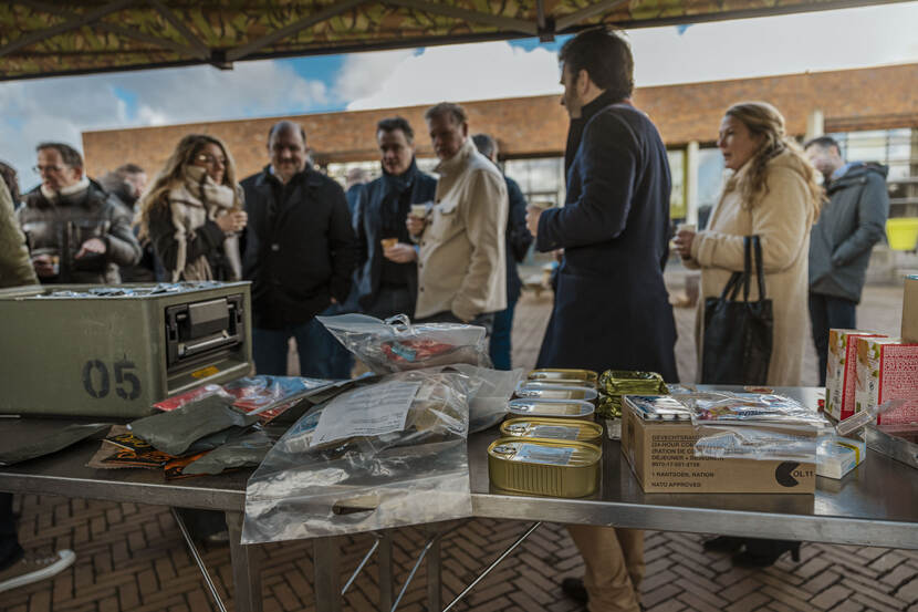 Noodrantsoenen liggen op tafel voor het publiek.