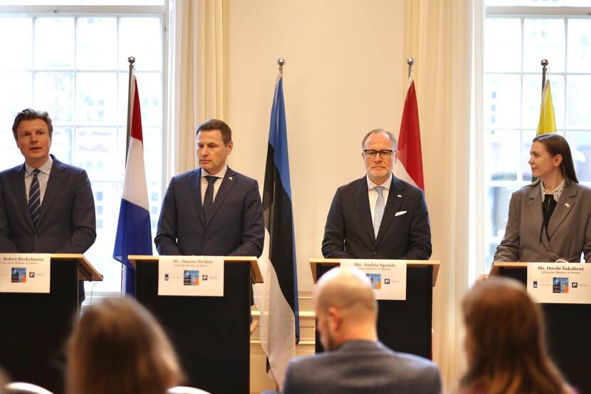 Vl.n.r.: ministers van Defensie Ruben Brekelmans, Hanno Pevkur, Andris Sprūds en Dovilė Šakalienė.