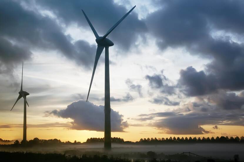 2 windmolens tegen een wolkenlucht