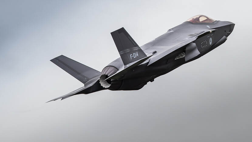 Een vliegende F-35 (achteraanzicht)