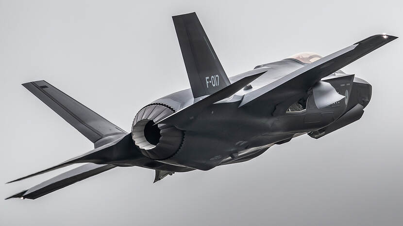 Een F-35 van de achterzijde in de lucht