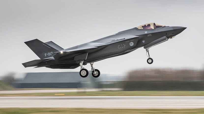 Een F-35 stijgt op (zijaanzicht)