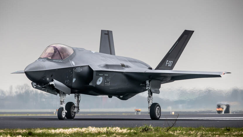 Zijaanzicht F-35 op de grond