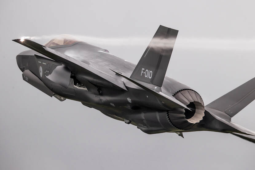 Zijaanzicht F-35 in de lucht