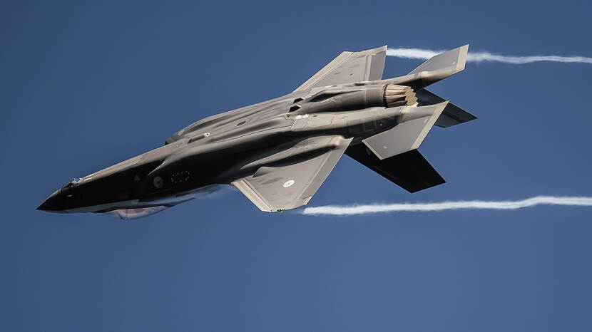 Zijaanzicht F-35 in de lucht