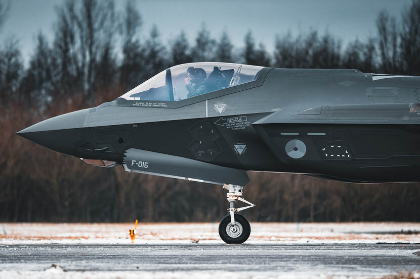 Zijaanzicht cockpit F-35 op de grond