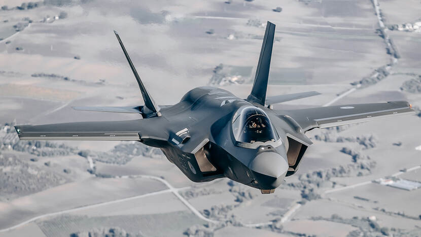 Vooraanzicht F-35 in de lucht