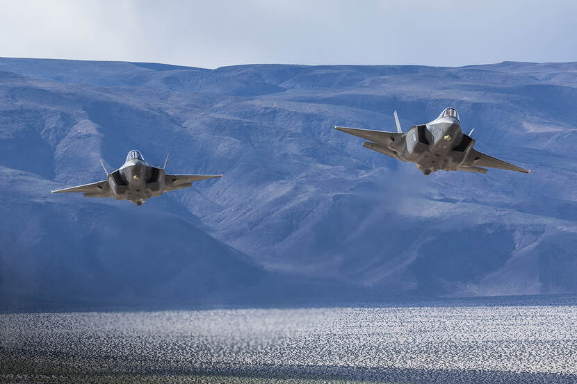 2 F-35's in de lucht (vooraanzicht)