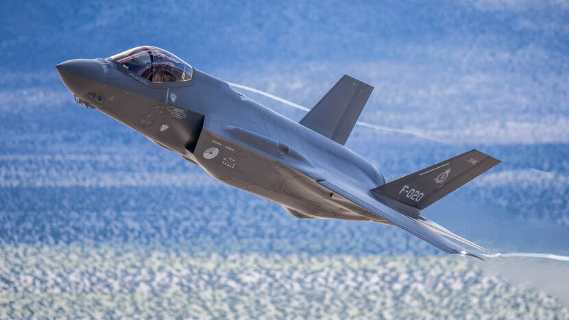 Zijaanzicht van een F-35 in de lucht