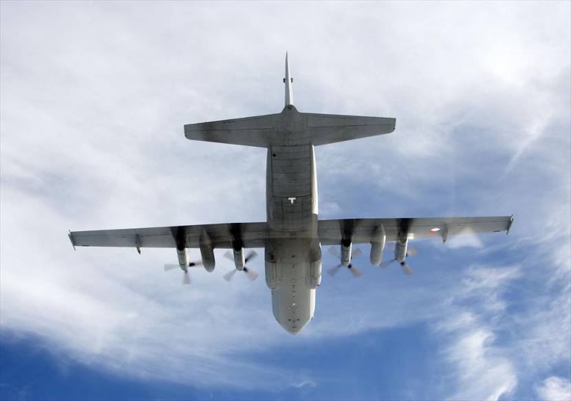 Onderkant van een C-130 Hercules-transportvliegtuig.