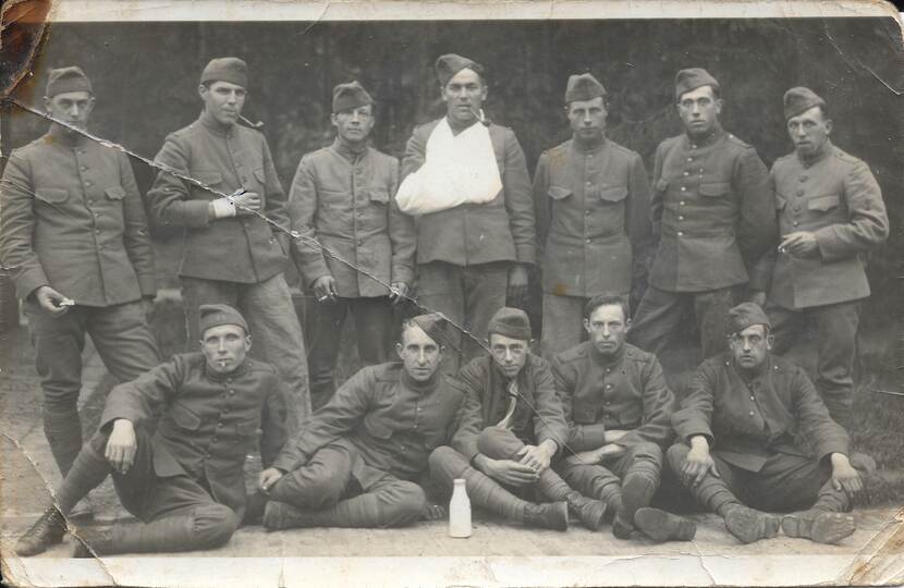 Historische groepsfoto militairen in het verband.