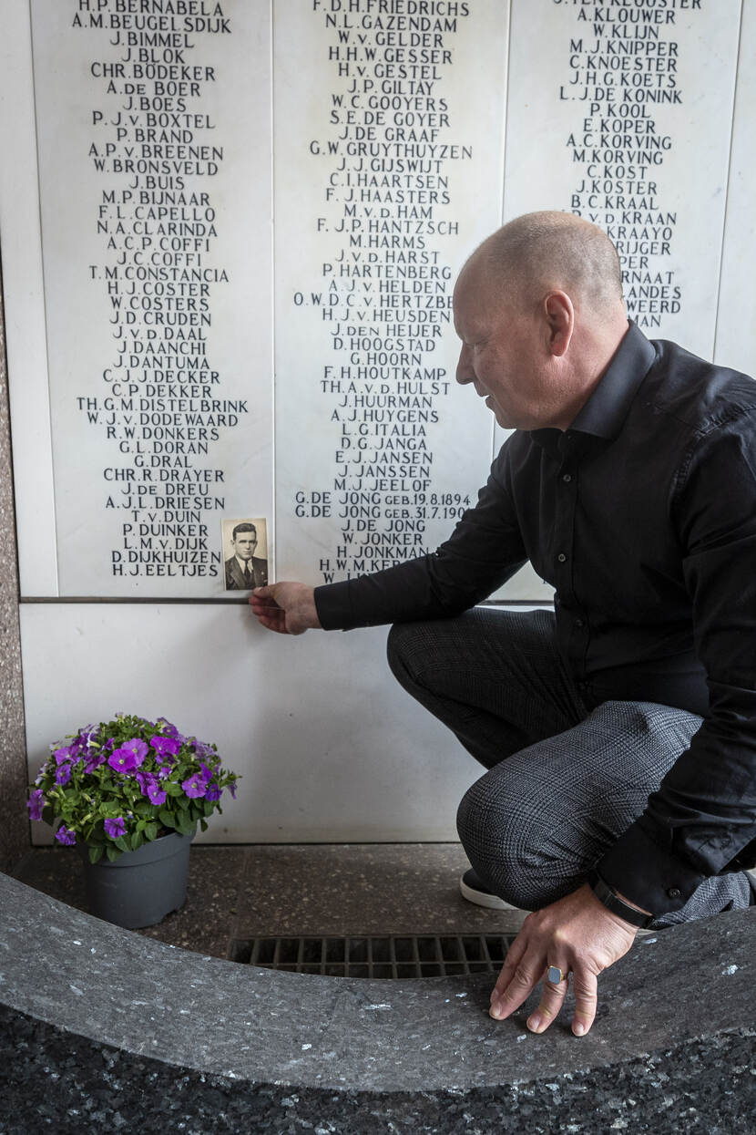 Dirk bij het KNSM-monument met een foto van zijn opa.