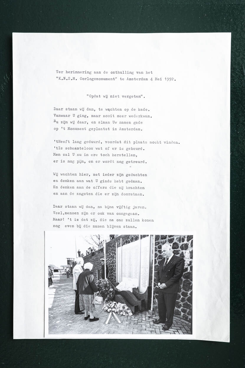 Foto van Dirks vader en oma bij het KNSM-monument en een gedicht.