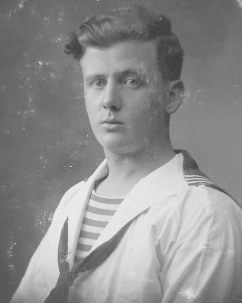 Zwart-wit foto van Dre Nagtegaal's opa in een witte matroos uniform.