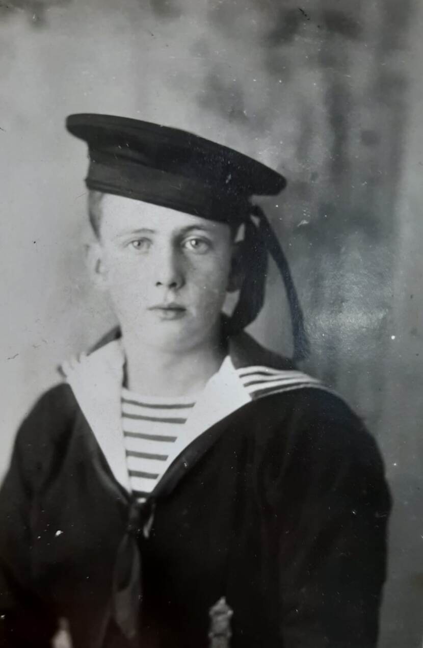 Zwart-wit foto van Dre Nagtegaal's opa als kind in een zwarte matroos uniform.
