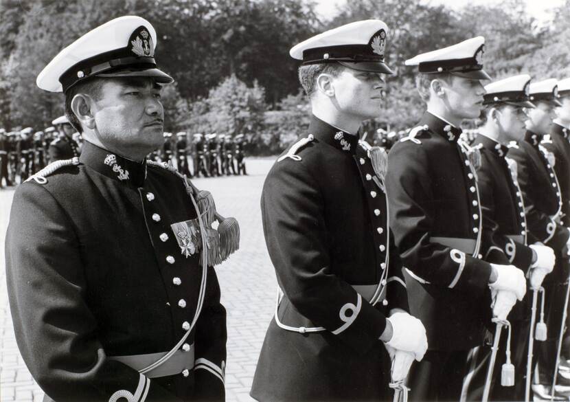 Zwart-wit foto van militairen op een rij.