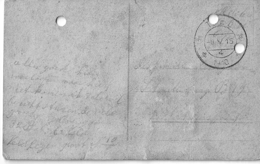 Achterzijde ansichtkaart uit 1940. Tekst moeilijk te lezen. Opa schrijft aan familie dat alles goed gaat, hij nog niet naar huis komt en bericht zal sturen.