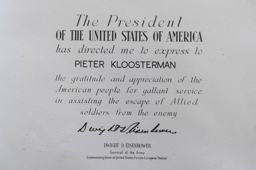 Persoonlijke bedankbrief voor Pieter Kloosterman van generaal Dwight D. Eisenhower, namens de president van de Verenigde Staten. Voor zijn ondersteuning bij het helpen ontkomen van geallieerden.