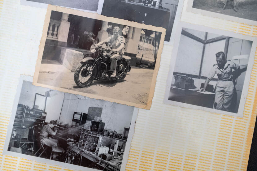 Fotoalbum met foto's uit de diensttijd van opa Kees. Op de motor, in de verbindingskamer en bij de telex.