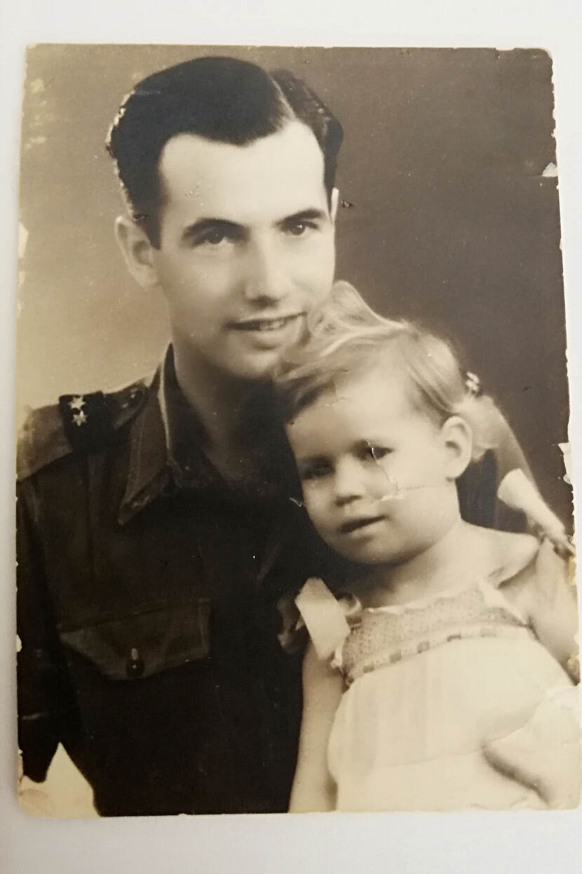 Oude foto van de opa van Kirsten Weber met een kind op schoot.