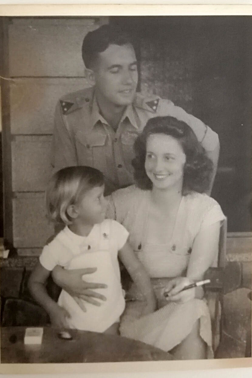 Familiefoto van Kirsten Weber's opa, met vrouw en kind.