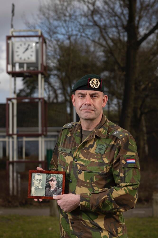 Militair toont foto van zijn opa als militair.