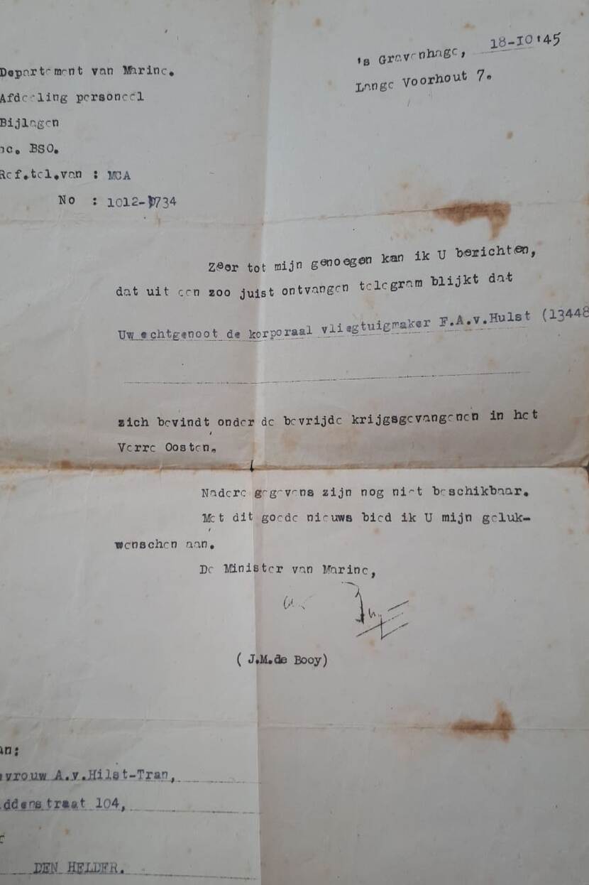 Oud briefje van de minister van marine waarop is te lezen dan Van Hilst tussen de bevrijdde krijgsgevangenen zit.