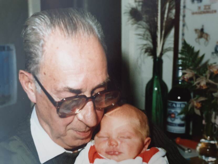 Foto opa Smits en kleinkind Stijn.