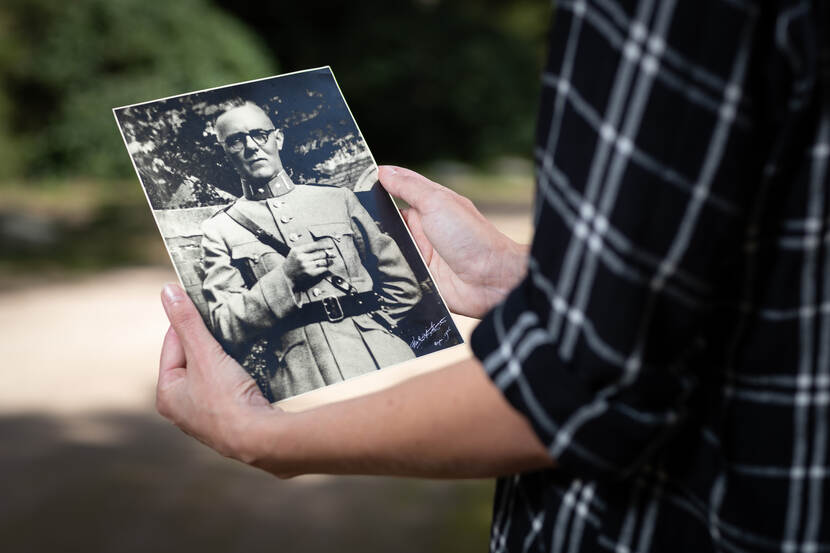 Thulai van Maanen houdt een foto van haar overgrootvader in haar hand.
