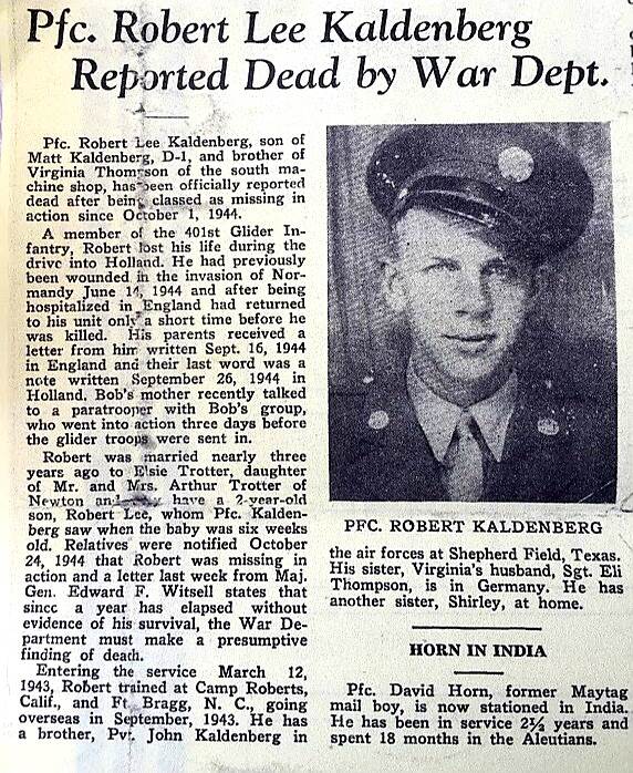 Krantenknipsel over de militair van de gevonden helm.