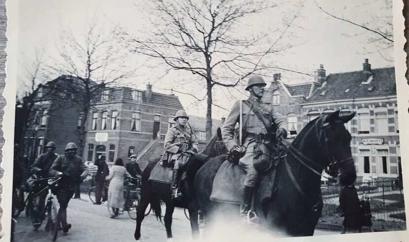 2 militairen te paard (rond 1940).