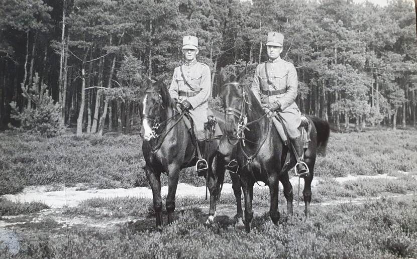 2 militairen te paard met een bos op de achtergrond (rond 1940).