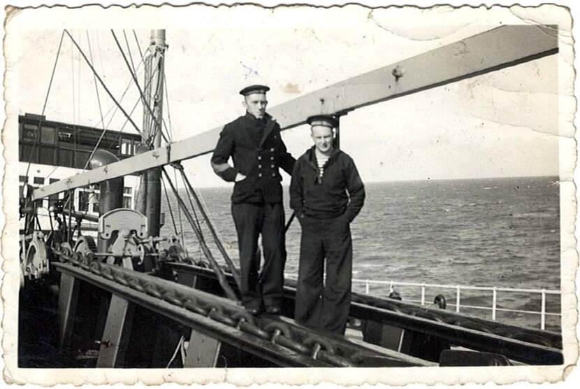 Historische foto van marinemensen op een schip.