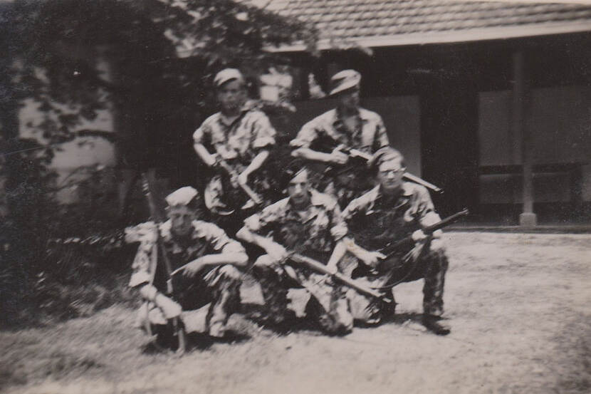 Oude foto met 5 militairen met hun geweren.