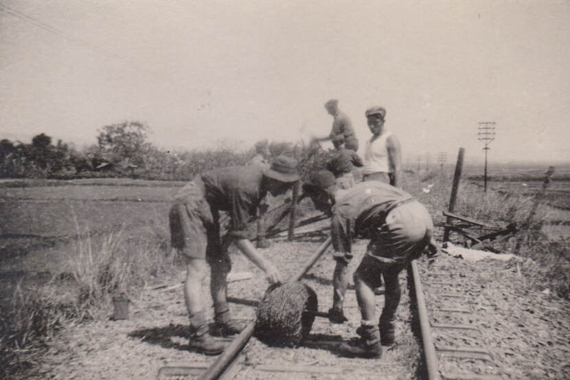 Mannen werken aan de spoorlijn in Indonesië.