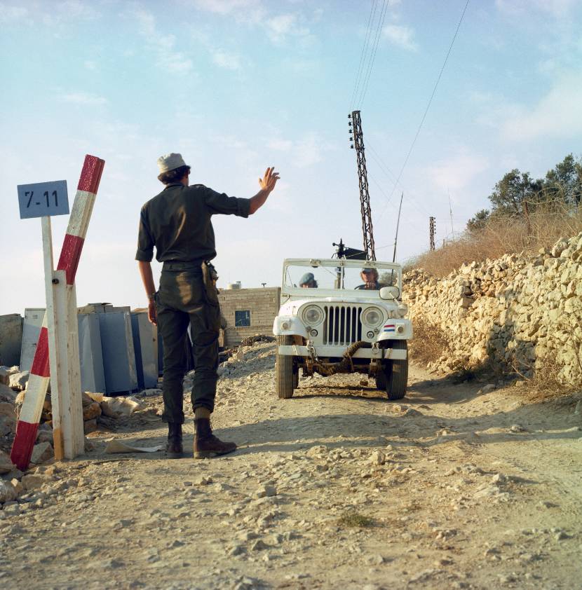 Nederlandse UNIFIL-militair bij controlepost.