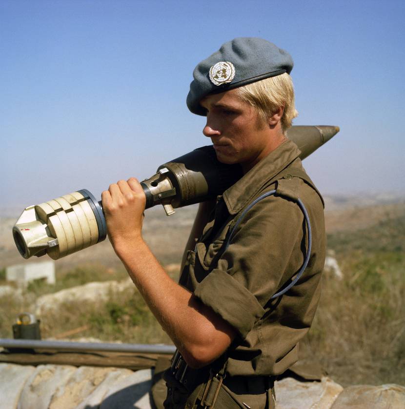 Nederlandse UNIFIL-militair met granaat in handen.