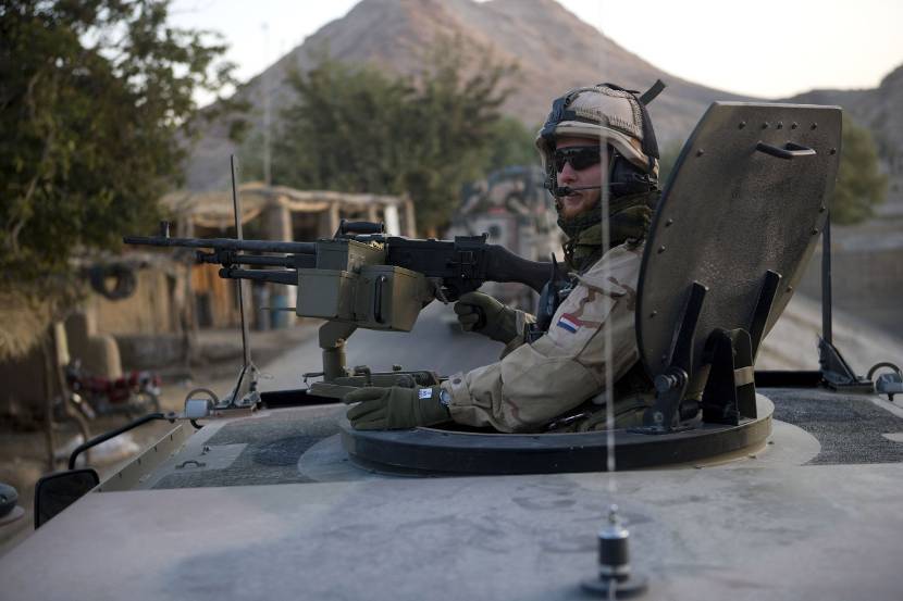 Een boordschutter van een Bushmaster tijdens een rit van Kandahar naar Tarin Kowt.