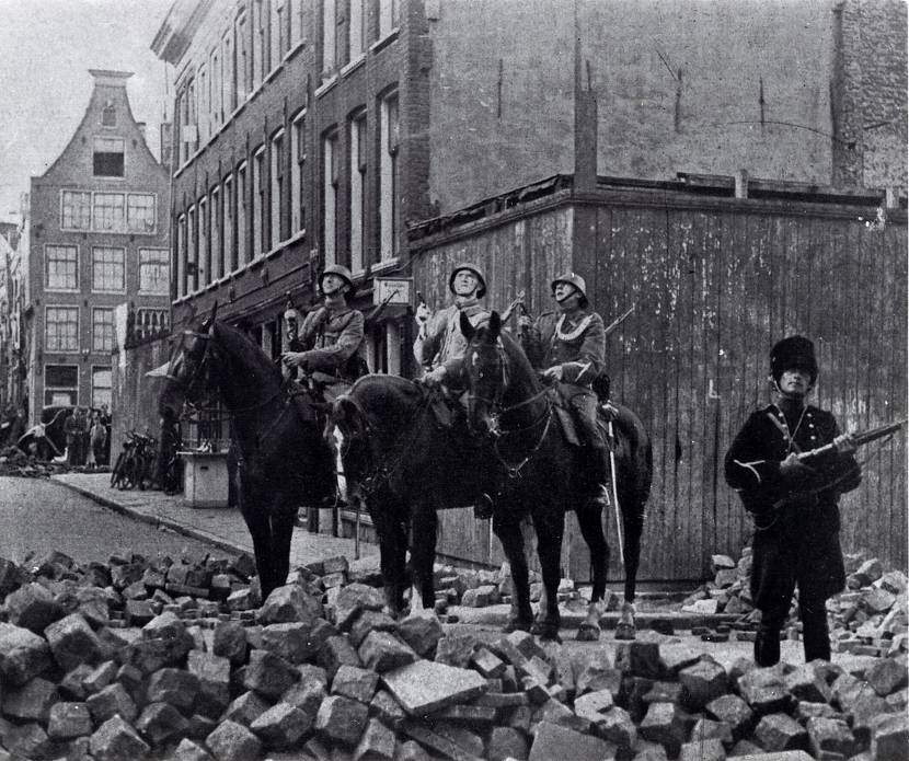 Inzet van politie, militaire politie en marechaussee in de Palmstraat tijdens het Jordaanoproer (Amsterdam, juli 1934). Militairen te paard.