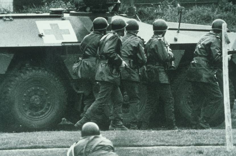 Mariniers achter legervoertuig bij treinkaping bij De Punt (mei 1977).