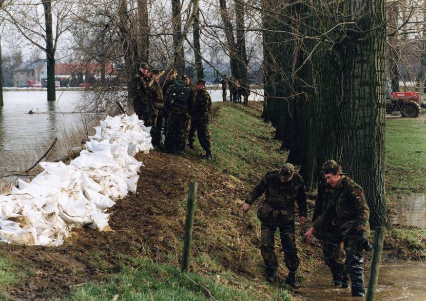 Militairen verlenen bijstand bij het versterken van de dijken in de omgeving van Maastricht tijdens de watersnood van begin 1995.