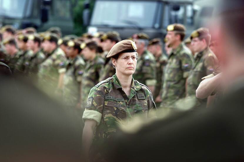 Leanne van den Hoek was de eerste bataljonscommandant (2001).