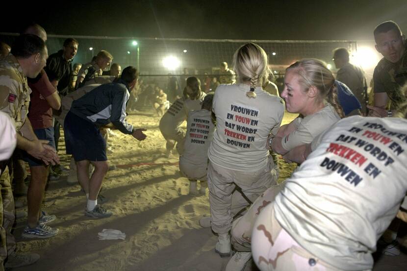 Touwtrekken vrouwen op Kandahar Airbase.