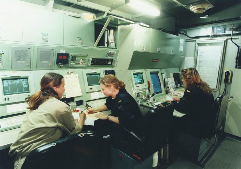 Operators in een controlecentrum (1985).