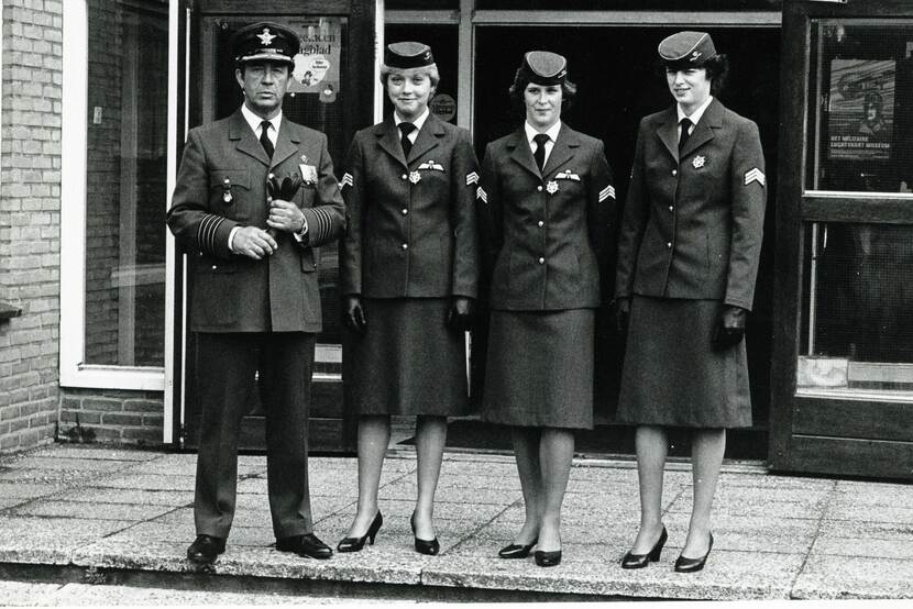 3 luchtmachtvrouwen naast elkaar. Geheel links een mannelijke collega.