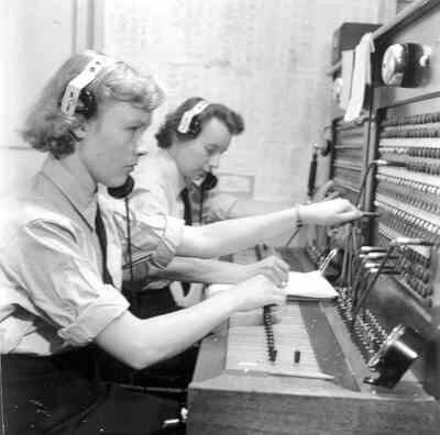 Marva-telefonistes aan het werk in centrale.