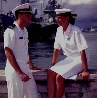 Vrouwelijke matroos en Amerikaanse marineofficier in de haven van Puerto Rico.