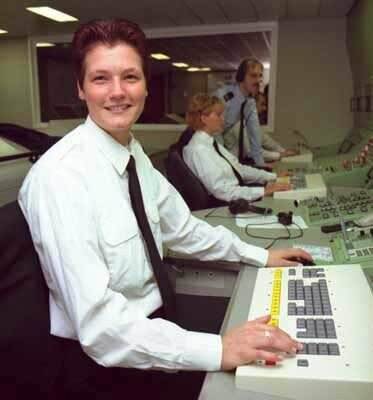 Vrouwelijke militairen achter de computer.