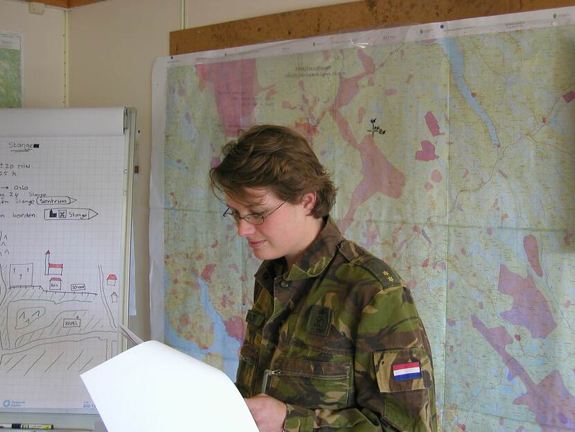 Vrouwelijke militair voor landkaart.