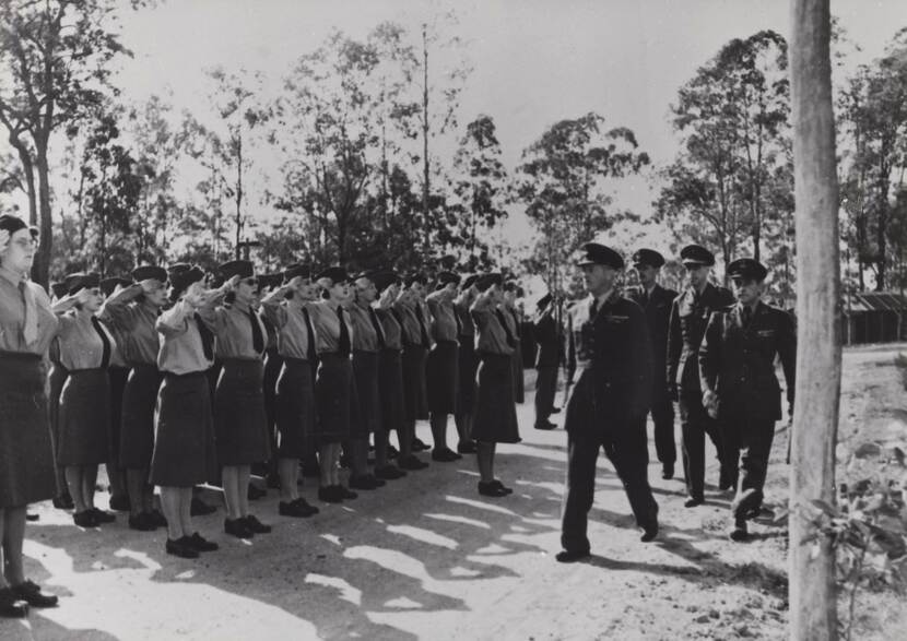 Inspectie van het Vrouwenkorps KNIL tijdens parade.